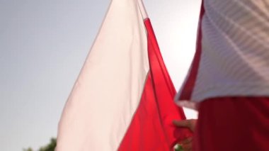 Polonya Kırmızı ve Beyaz Ulusal Bayrak ile Polonya Futbol Fan. Yavaş Çekim Görüntüleri