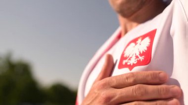 Lehçe Futbol Fan Gurur Maçın Bir Parçası Olmak Polonya Ulusal Sembolü yakınında Kalp Elini Tutarak.