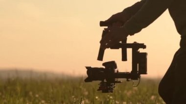 Video Kamera Operatörü. Videografi Teması. Gimbal Stabilizasyon Cihazında Dslr Kamera. Film Prodüksiyonu. Yavaş Çekim Görüntüleri