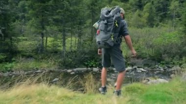 Yürüyüşçü Küçük Dağ Nehri Trail boyunca Yürüyüş