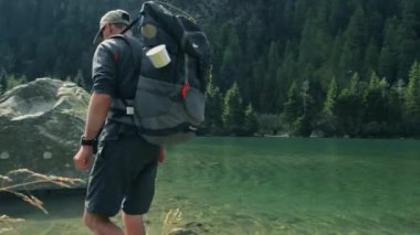 Hiker Onun Yüksek Dağ Zammı Bazı Dinlenme almak için Mükemmel Bir Yer Arıyorsunuz.