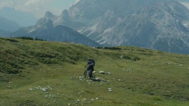 Bisikletçi İtalyan Dolomites Manzara Dağ Trail Sürme.