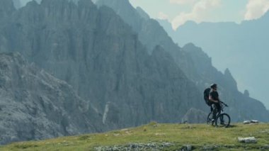Yüksek Dağlar Bisiklet Trail Üzerinde Mountain Biker