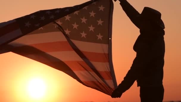Yavaş Çekimde Amerika Birleşik Devletleri Bayrağı ile Cowboy Yavaş Çekim Görüntüleri — Stok video