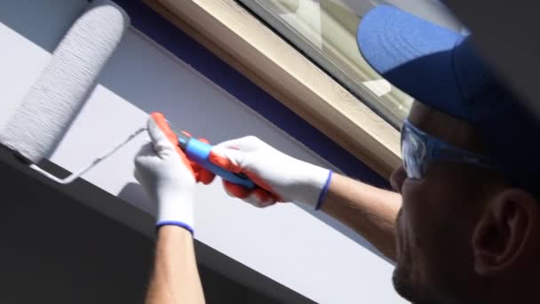 Pintura de habitación por hombres. Acabado Casa Windows Área. Tema de construcción . — Vídeos de Stock