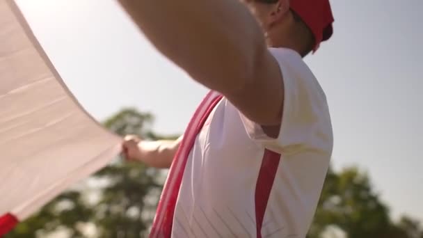 Polens flagga i händerna på polska fotbollsfan i slow motion — Stockvideo