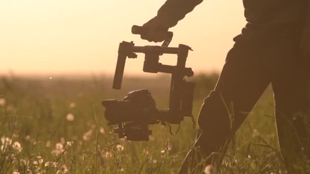 Vezme Video střílí pomocí digitální Dslr fotoaparát nainstalován na Pro Gimbal. Motion Picture zařízení a práce. — Stock video