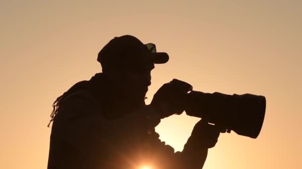 夕日で写真を撮る自然写真家。パノラマ写真。スローモーションフッテージ — ストック動画