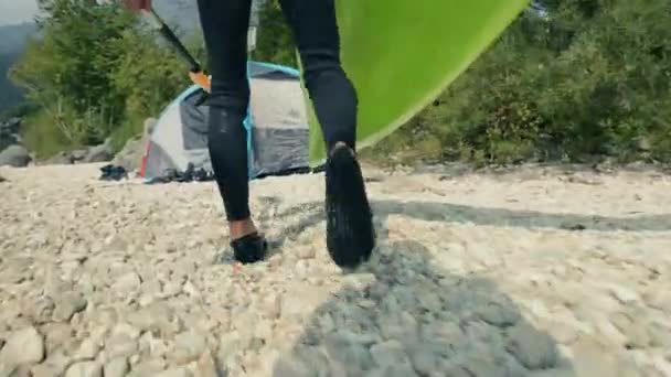 Kayaker en zijn kajak op de oever van het meer met plezier — Stockvideo