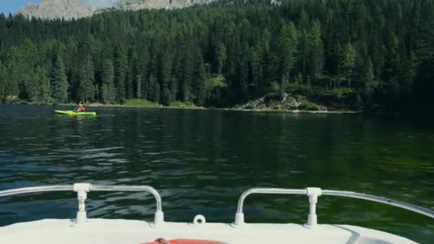 Pływanie łodzią po malowniczym jeziorze w Misurinie we Włoszech. Dolomity Włochy — Wideo stockowe