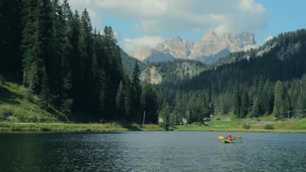 Kajakfahren auf dem Misurinasee in den italienischen Dolomiten. Kajakfahrer auf dem See. — Stockvideo