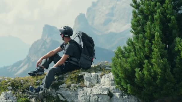 Rusten mountainbiker. Fietser die pauze neemt op de Trail. — Stockvideo