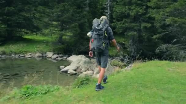 Wanderer auf dem Bergweg. Kaukasischer Wanderer. — Stockvideo