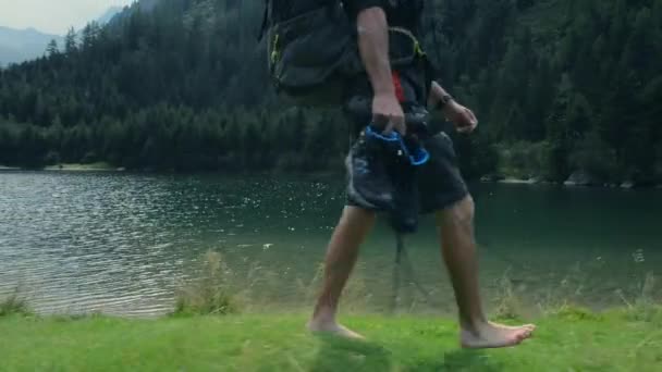 Med naturskön promenad på kanten av sjön i österrikiska Alperna. — Stockvideo