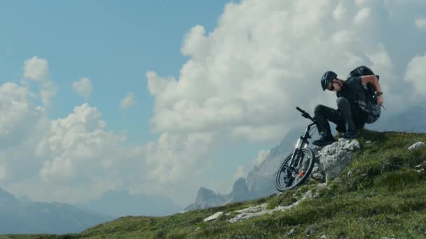 Mountainbiker, die sich ausruhen und ein tolles Bergpanorama genießen. Italienischen Alpen. Dolomiten. — Stockvideo