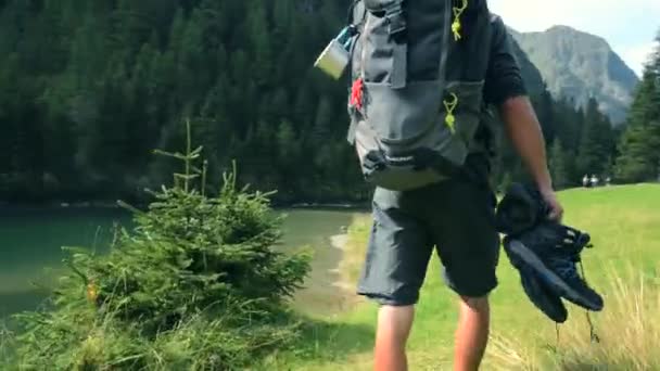 Kavkazský Hiker na vyhlídkové stezce s horským jezerem. — Stock video