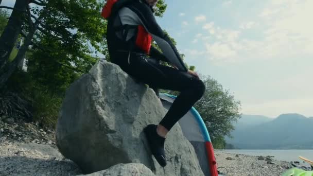 Kayaker Enjoying the Moment on the Edge of the Scenic Lake — Stock Video