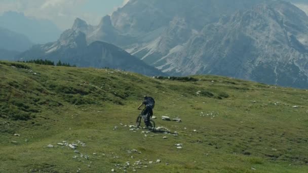Passeio de motociclista na trilha montanhosa panorâmica em Dolomitas italianas . — Vídeo de Stock