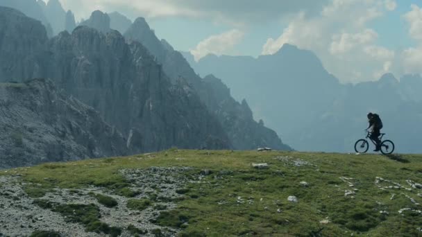 Biker stoppen op het schilderachtige uitkijkpunt om te rusten en te genieten van het moment met een prachtig uitzicht op de Italiaanse Dolomieten. — Stockvideo