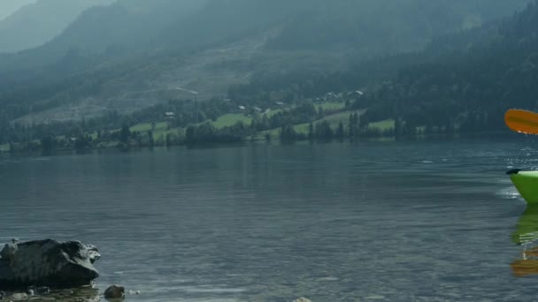 Młody kaukaski kayaker na jeziorze ciesząc się jego czas wakacji. — Wideo stockowe
