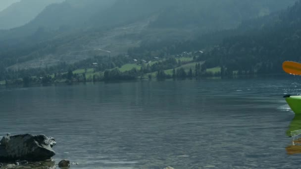 Jonge Kaukasische kayaker op het meer genieten van zijn vakantie tijd. — Stockvideo