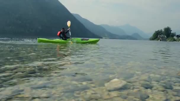 Kayaker Paddling nad jeziorem. Kajakarstwo czas. — Wideo stockowe