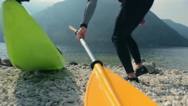Kajakturen. Kaukasiska Kayaker och hans kajak — Stockvideo