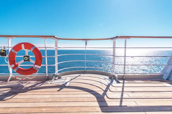 Kreuzfahrtschiff Holzdeck — Stockfoto