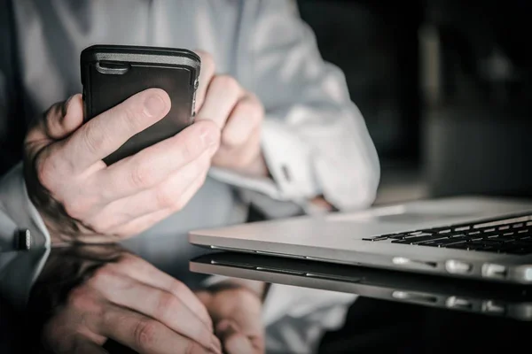 Hombres revisando las redes sociales — Foto de Stock