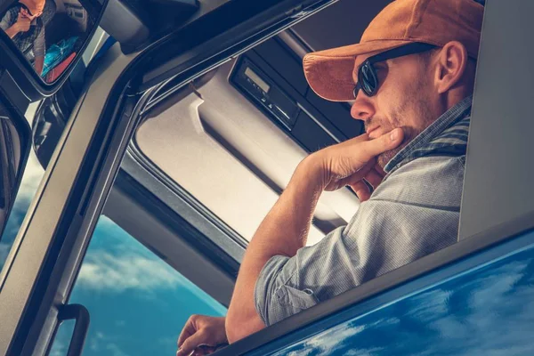 Chauffeur de camion à l'intérieur cabine — Photo