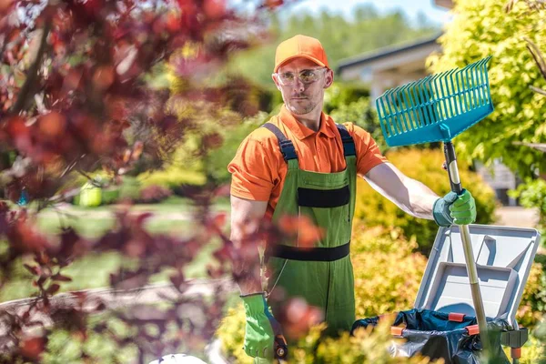 Kaukasisk trädgårdsmästare med rake — Stockfoto