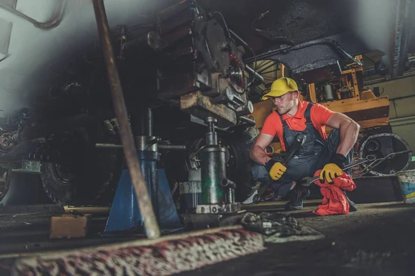 Heavy Equipment Repair Shop — Stock Photo, Image