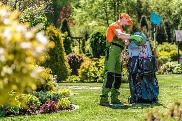 Manutenzione del giardino estivo — Foto Stock