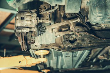 Kırık Yaşlı Araba Süspansiyon