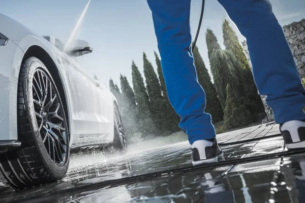 Hombre Pressure Washing Car —  Fotos de Stock