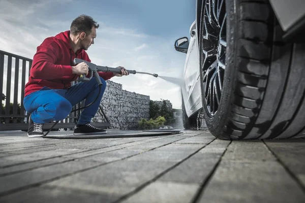 Men Washing His Modern Car — Stock Photo, Image