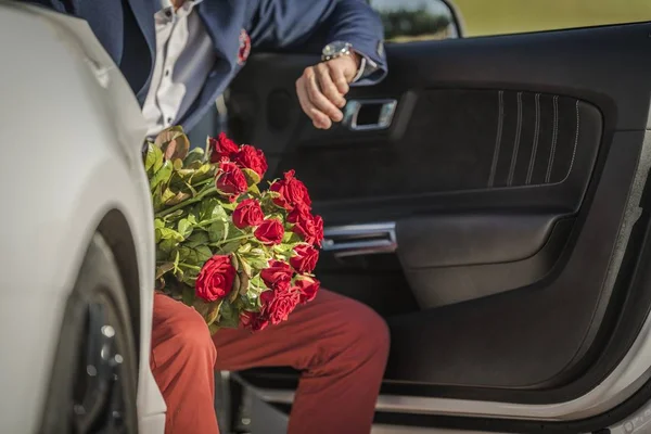 Hommes avec bouquet de roses — Photo