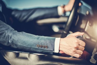 Başarılı Erkekler Araba Sürme