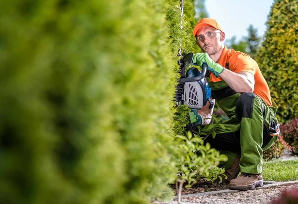 Jardinero con recortador de setos —  Fotos de Stock