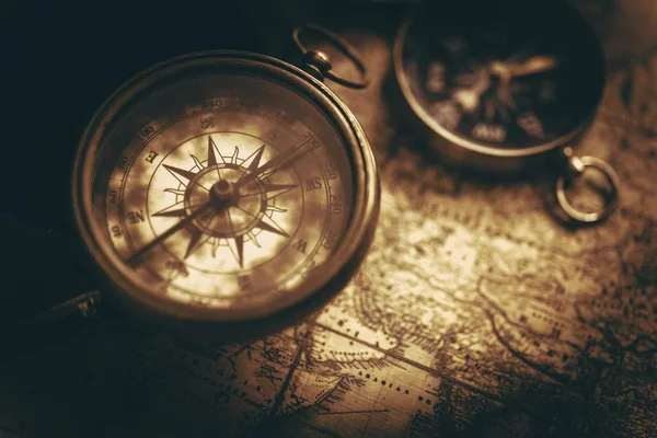 老年复古指南针地图 — 图库照片