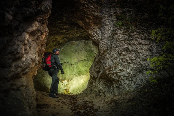 Expédition dans une grotte étroite — Photo