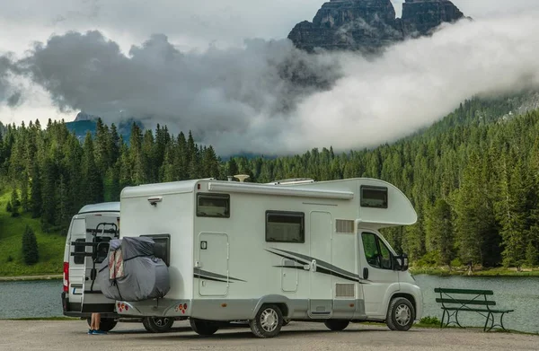 Landschaftlich reizvoller Camper-Campingplatz — Stockfoto