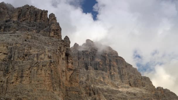 Italiano Dolomites Geology. Montanhas Cênicas Coberto por Nuvens . — Vídeo de Stock