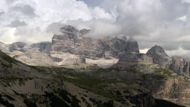 Dolomitas italianas picos paisaje durante el día nublado de verano. Misurina, Italia . — Vídeos de Stock