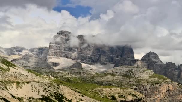 Schilderachtige bergtoppen van de Italiaanse Dolomieten tijdens stormachtige zomerdag. Misurina, Italië. Timelapse-video. — Stockvideo