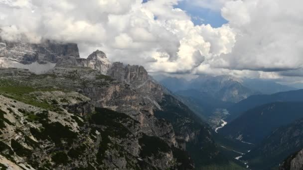 Dolomitas Italianas e Auronzo Di Cadore no Vale. Tempo-lapso cenário de verão . — Vídeo de Stock