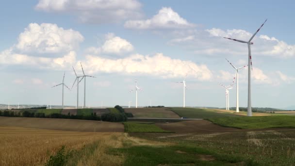 Paisagem do campo com turbinas eólicas Usina. Norte da Áustria, Europa . — Vídeo de Stock