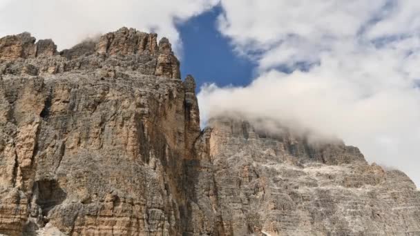 Čas ukončení mraků pokryté vrcholky pohoří Cime di Lavaredo hora v Misurině, Itálie. — Stock video