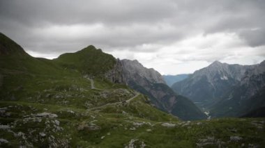 Sloven Julian Alpleri Bölgesindeki Mangart Dağı'na giden yol. Norther Slovenya.