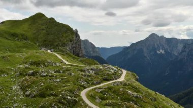 Sloven Julian Alps Norther Slovenya Mangart Dağı'na Yol Time Lapse Video.